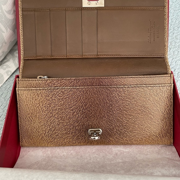 Salvatore Ferragamo brown embossed leather Gancio continental wallet with silver - Picture 4 of 8